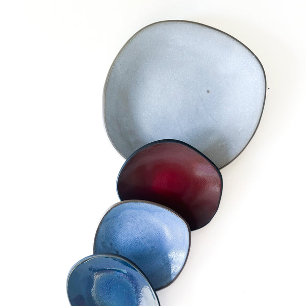 Hana Karim Set of 2 Plates - Blue & Red